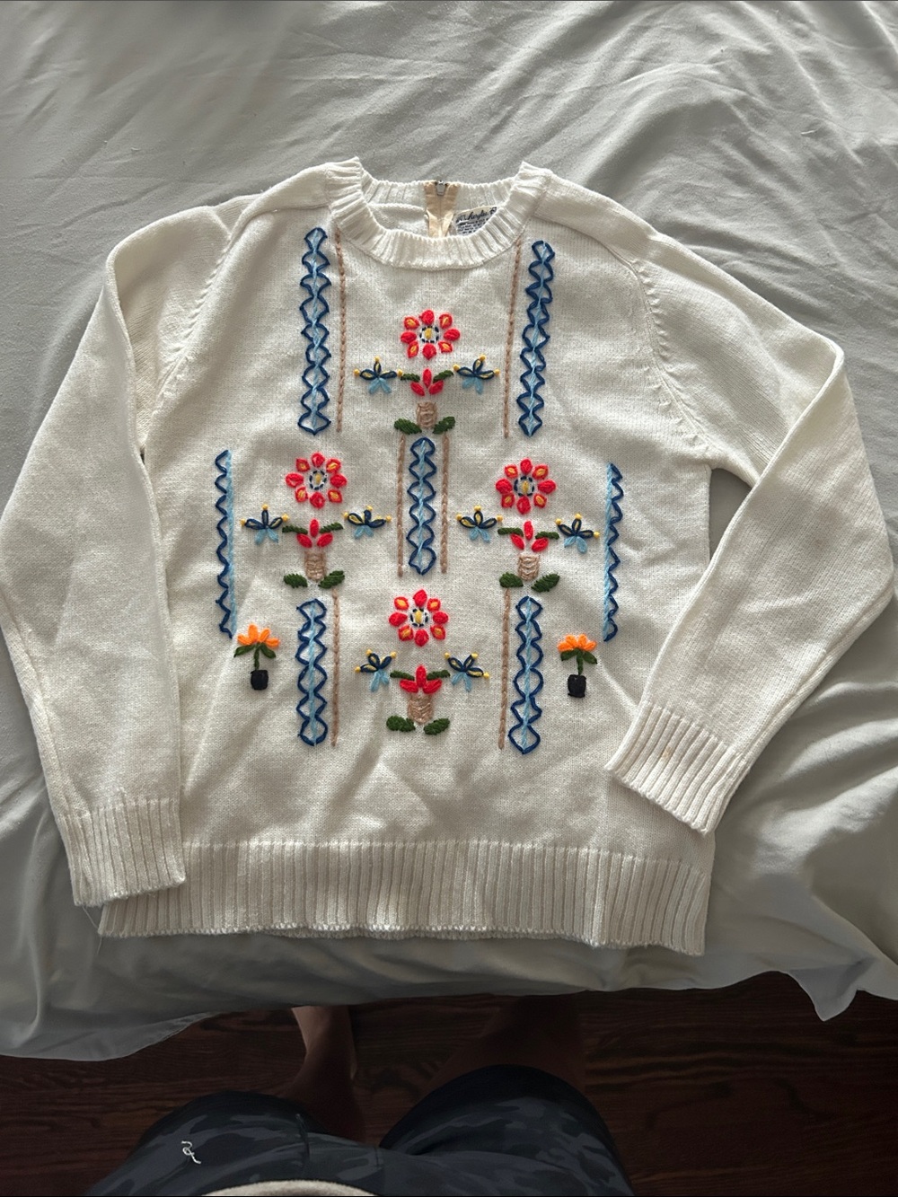 Vintage White Crewneck Sweater with Multicolor Floral Embroidery